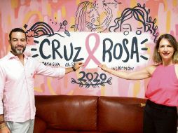 Álvaro Cuevas y Aldara Alonso. El artista y la presidenta de Cruz Rosa presentaron el programa ”Pintar de rosa la ciudad”. El Informador/ A. Camacho