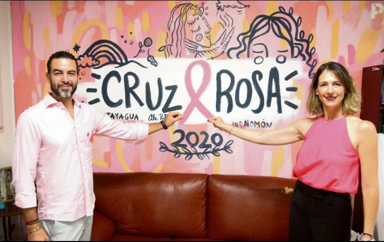 Álvaro Cuevas y Aldara Alonso. El artista y la presidenta de Cruz Rosa presentaron el programa ”Pintar de rosa la ciudad”. El Informador/ A. Camacho