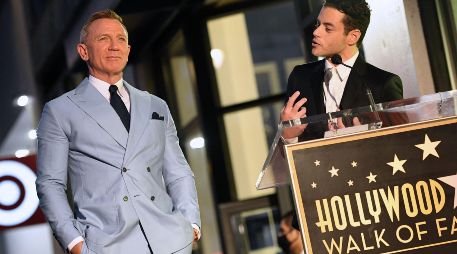 La estrella de Daniel Craig se localiza junto a la de otro actor que encarnó a James Bond, el también británico Roger Moore. AFP / V. MACON