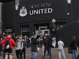 Los aficionados del Newcastle se han reunido durante toda la tarde en los aledaños de St. James Park para celebrar la confirmación de la venta. AP / S. Heppell