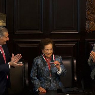 Ifigenia Martínez recibe Medalla Belisario Domínguez con ausencia de AMLO