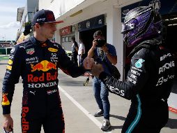 DUELAZO. En busca de más récords, Hamilton aventaja a Verstappen por dos puntos y siete carreras por disputar — incluyendo el GP de Turquía este domingo. Verstappen lidera al astro de la escudería Mercedes por 7-5 en victorias y 7-3 en poles. AP/ARCHIVO