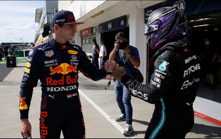 DUELAZO. En busca de más récords, Hamilton aventaja a Verstappen por dos puntos y siete carreras por disputar — incluyendo el GP de Turquía este domingo. Verstappen lidera al astro de la escudería Mercedes por 7-5 en victorias y 7-3 en poles. AP/ARCHIVO