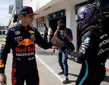 DUELAZO. En busca de más récords, Hamilton aventaja a Verstappen por dos puntos y siete carreras por disputar — incluyendo el GP de Turquía este domingo. Verstappen lidera al astro de la escudería Mercedes por 7-5 en victorias y 7-3 en poles. AP/ARCHIVO