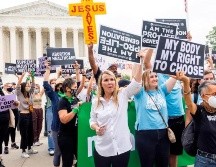 Manifestantes protestan contra el aborto frente a la sede del Tribunal Supremo de EU, en Washington, este 4 de octubre de 2021. EFE/J. Lo Scalzo