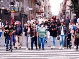 Personas con cubrebocas caminan por las calles del Centro Histórico de la Ciudad de México. EFE/C. Ramírez