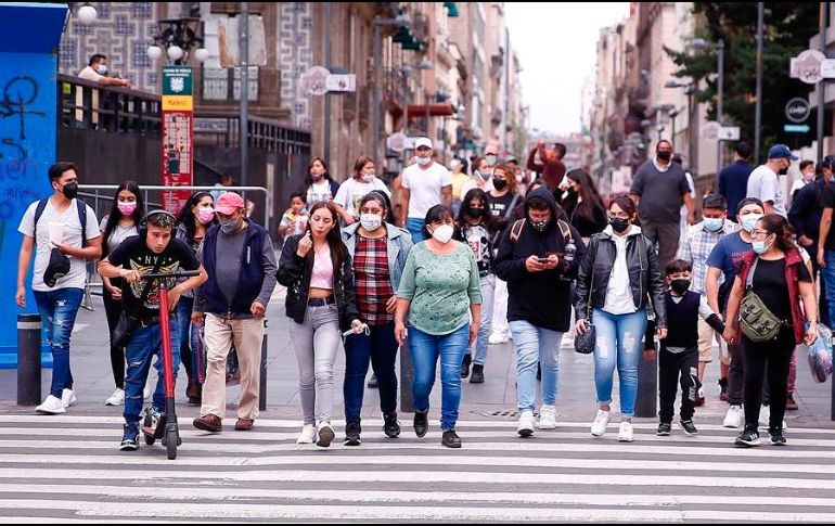 Personas con cubrebocas caminan por las calles del Centro Histórico de la Ciudad de México. EFE/C. Ramírez