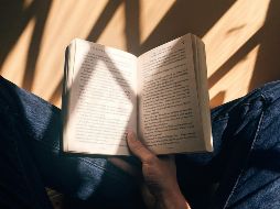 Toma un momento para tu lectura. ESPECIAL/Photo by Blaz Photo on Unsplash.