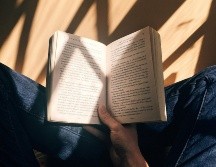 Toma un momento para tu lectura. ESPECIAL/Photo by Blaz Photo on Unsplash.