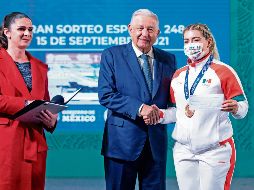 Aremi Fuentes recibió un estímulo de 300 mil pesos por la obtención de una medalla de bronce. ESPECIAL/Presidencia de México