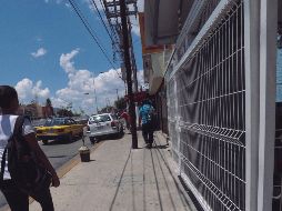 Crecen reportes por canceles que obstruyen aceras