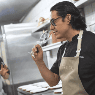 El chef Carlos Gaytán consolida su sueño americano en Chicago