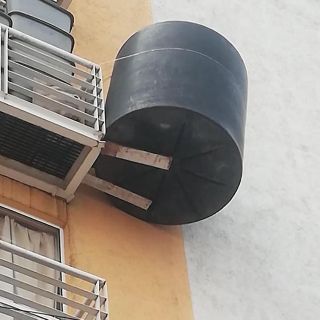 Viral: Cuelgan tinaco en balcón de un quinto piso en CDMX; vecinos advierten peligro