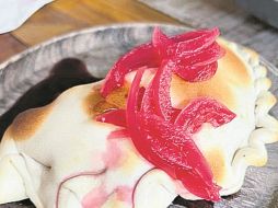 Pato pibil, platillo horneado con una ligera costra y cebolla encurtida. ESPECIAL