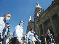 Durante su recorrido por el Centro de Guadalajara, el presidente municipal tapatío, Pablo Lemus, dijo que cada viernes caminará por el primer cuadro para atender los reportes y las quejas de los ciudadanos. ESPECIAL