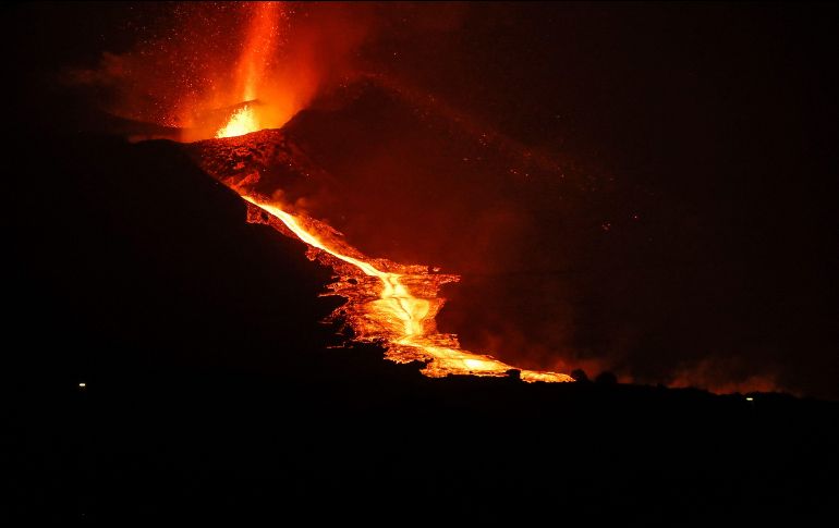 El nuevo río de lava se encuentra dentro del área que fue evacuada apresuradamente después de la erupción del 19 de septiembre. AFP / L. Ortiz