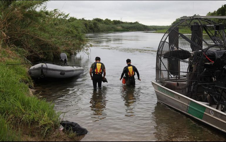 Las mujeres y el menor fueron rescatados con ayuda de cuerdas. EFE/ARCHIVO