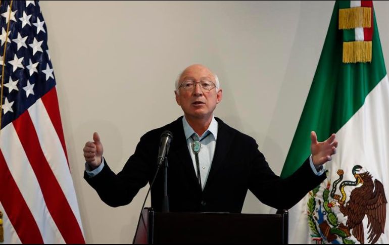 El embajador de Estados Unidos en México, Ken Salazar, habla durante una rueda de prensa en la Ciudad de México. EFE/J. Méndez
