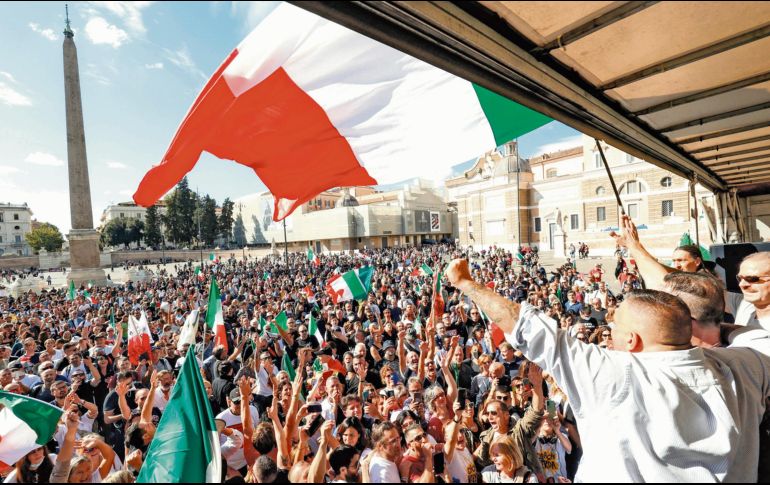 Miles de italianos salieron a protestar contra la obligatoriedad del pase verde. EFE/G. Lami