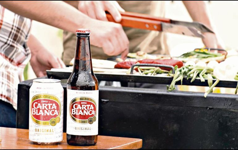 Salchichas, carne de hamburguesa y botanas saladas, las mejores compañeras de este tipo de cerveza. ESPECIAL