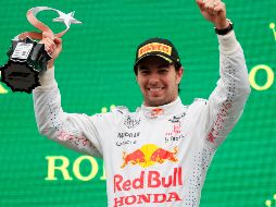 ”Checo” Pérez logró subirse por tercera vez en la temporada al podio. EFE / T. Bozoglu