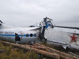 El avión se partió en dos por el impacto, según imágenes difundidas por el ministerio de Situaciones de Emergencia. AFP / Russian Emergency Ministry