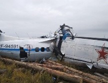 El avión se partió en dos por el impacto, según imágenes difundidas por el ministerio de Situaciones de Emergencia. AFP / Russian Emergency Ministry