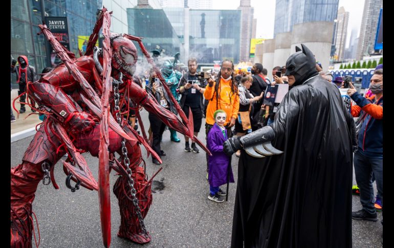 Personas disfrazadas de Carnage y Batman asisten hoy al Comic Con de Nueva York. AP/Invision/C. Sykes
