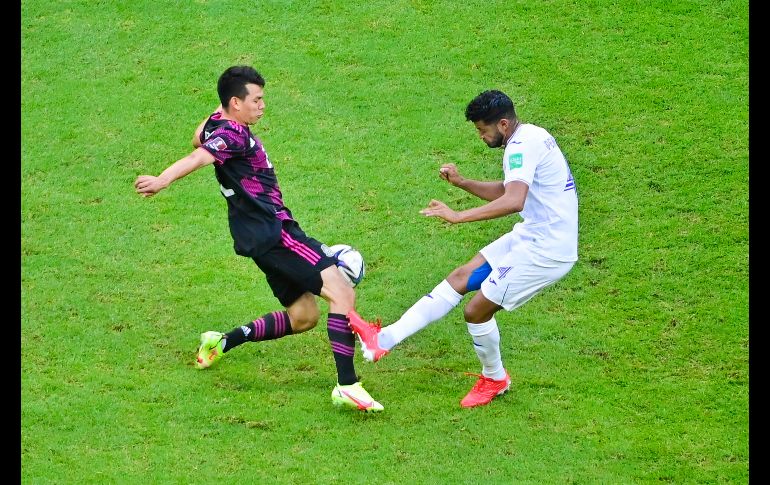 SUCIO. Honduras se vio rebasado en lo futbolístico y recurrieron al juego sucio para intentar nivelar el encuentro. IMAGO7
