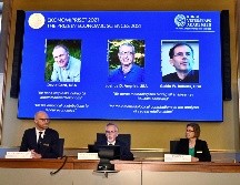 Este lunes 11 de octubre, los especialistas, el canadiense David Card, el estadounidense-israelí Joshua Angrist y el estadounidense-holandés Guido Imbens, obtuvieron el Premio Nobel de Economía 2021. AFP / C. Bresciani