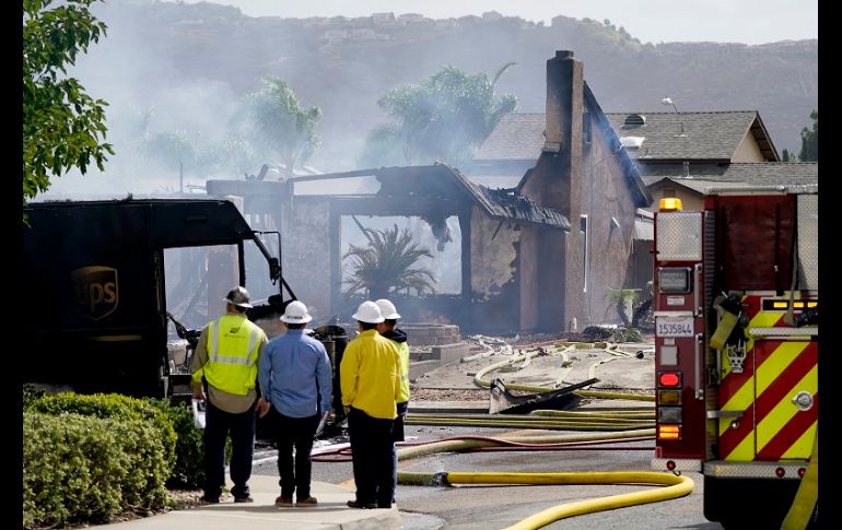 Dos heridos con quemaduras fueron llevados al hospital, informaron los bomberos. AP/G. Bull