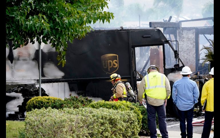 Dos heridos con quemaduras fueron llevados al hospital, informaron los bomberos. AP/G. Bull