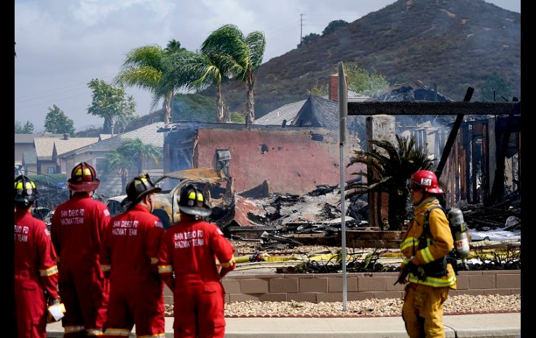 Dos heridos con quemaduras fueron llevados al hospital, informaron los bomberos. AP/G. Bull