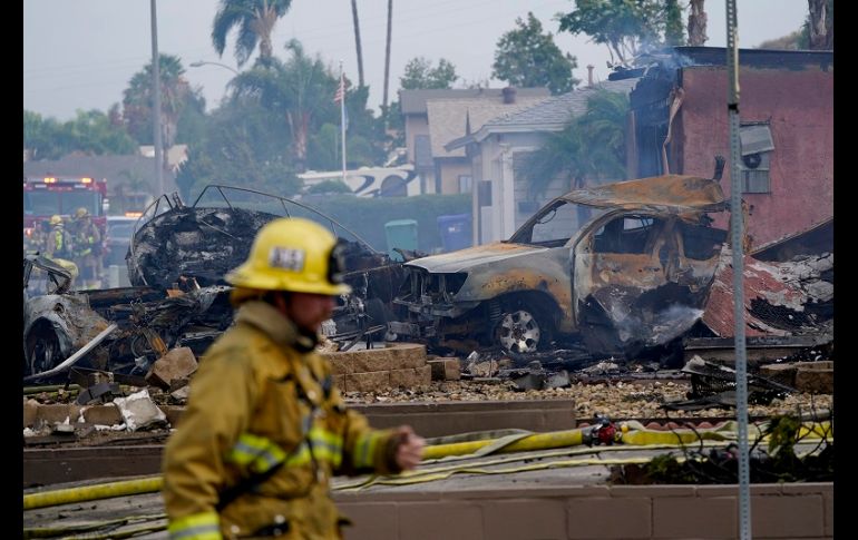 Dos heridos con quemaduras fueron llevados al hospital, informaron los bomberos. AP/G. Bull