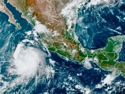 Ayer “Pamela” se localizó a 735 kilómetros al sur-suroeste de Mazatlán.  AP/NOAA