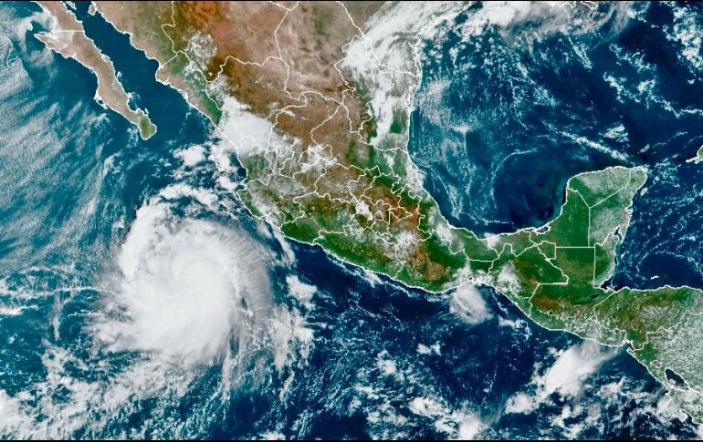 Ayer “Pamela” se localizó a 735 kilómetros al sur-suroeste de Mazatlán.  AP/NOAA