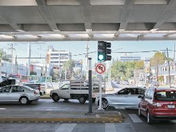 A pesar de que hay retornos a menos de 200 metros de distancia, conductores dan vuelta prohibida recurrentemente en Lázaro Cárdenas al cruce con López Mateos, debajo del puente Matute Remus. EL INFORMADOR/A. Camacho