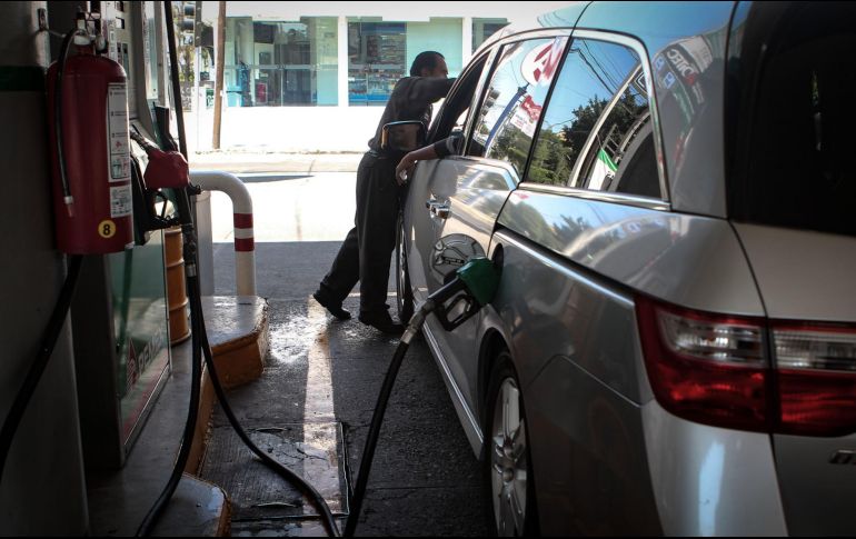 La recaudación interna del IEPS a combustibles automotrices fue de 64 mil 434 MDP, una caída de 16.8% respecto a lo que se obtuvo el año pasado. EL INFORMADOR/Archivo