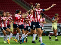 Chivas femenil se burló en redes sociales del América con la imagen de un pastel rojiblanco con veladoras con la forma del número de años que cumplen las Águilas, acompañada de la frase 
