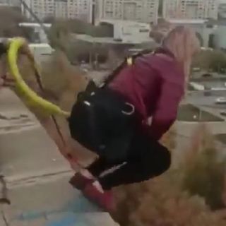 Mujer muere tras saltar del bungee sin la cuerda asegurada (VIDEO)