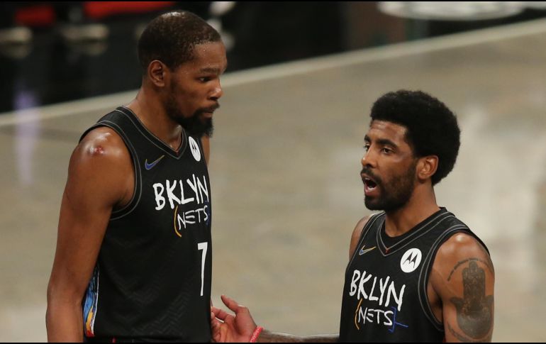 Kyrie Irving (D) es parte del trío estelar de los Nets que incluye a Kevin Durant (I) y James Harden. REUTERS / S. B. Penner