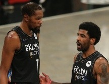 Kyrie Irving (D) es parte del trío estelar de los Nets que incluye a Kevin Durant (I) y James Harden. REUTERS / S. B. Penner