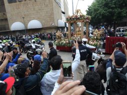 Personas se congregaron en las avenidas Juárez y 16 de Septiembre, en el Centro tapatío, para ver el paso de la Virgen de Zapopan. EL INFORMADOR / A. Camacho