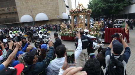 Personas se congregaron en las avenidas Juárez y 16 de Septiembre, en el Centro tapatío, para ver el paso de la Virgen de Zapopan. EL INFORMADOR / A. Camacho