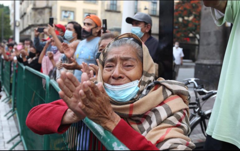 Una señora llora al ver pasar a la Virgen de Zapopan. EL INFORMADOR / A. Camacho