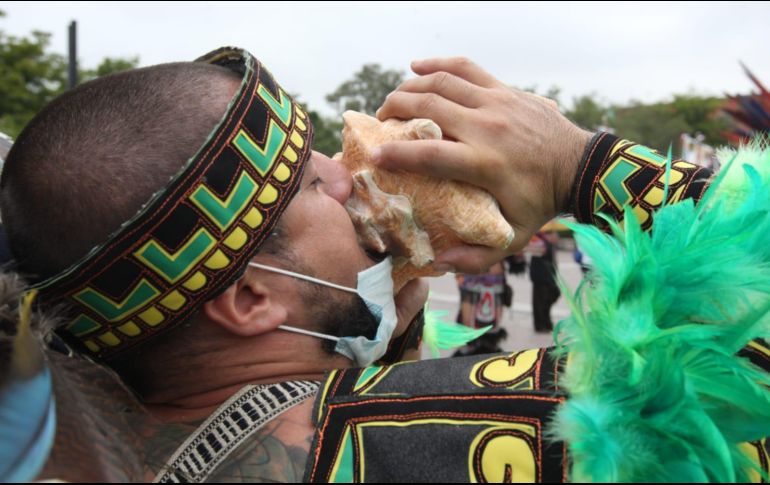 Danzantes acudieron a la Basílica de Zapopan para recibir a la Virgen. EL INFORMADOR / A. Camacho