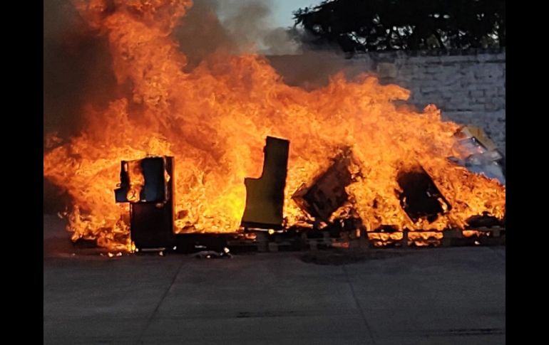 El evento de incineración se llevó a cabo en el sitio de usos múltiples de la FGR Jalisco, ubicada en el municipio de Zapopan. ESPECIAL/FGR Jalisco