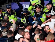 La policía londinense precisó en un comunicado que los altercados comenzaron cuando el personal de seguridad de Wembley procedió a la detención de un espectador acusado de 