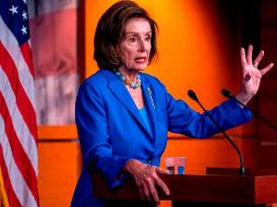 La presidenta de la Cámara de Representantes, Nancy Pelosi, ofrece comentarios durante su conferencia de prensa semanal en el Capitolio. EFE/S. Thew