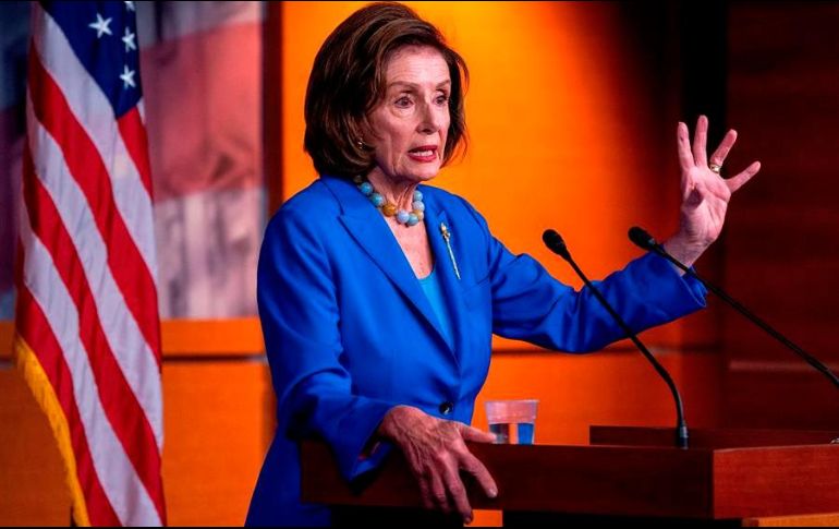 La presidenta de la Cámara de Representantes, Nancy Pelosi, ofrece comentarios durante su conferencia de prensa semanal en el Capitolio. EFE/S. Thew